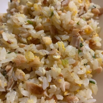 余ったお米を残っていたサラダチキンで作りました♪美味しかったです！